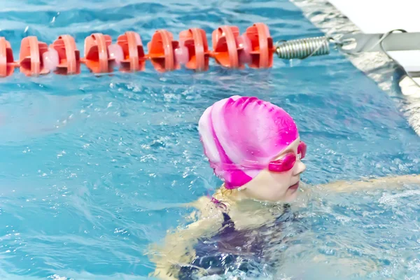 Nettes Mädchen im Schwimmbad — Stockfoto