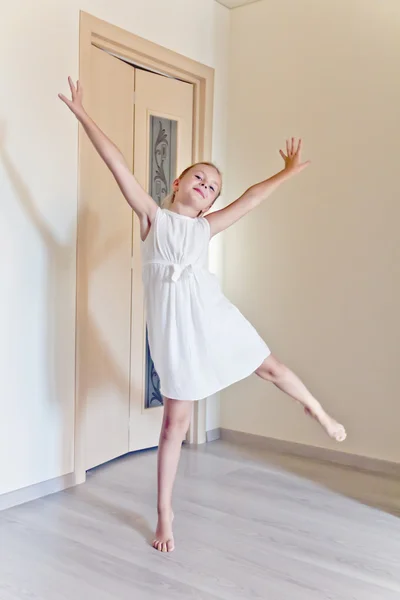 Cute dancing girl — Stock Photo, Image