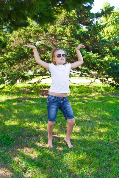 Cute dancing girl in sunglasses — Stock Photo, Image