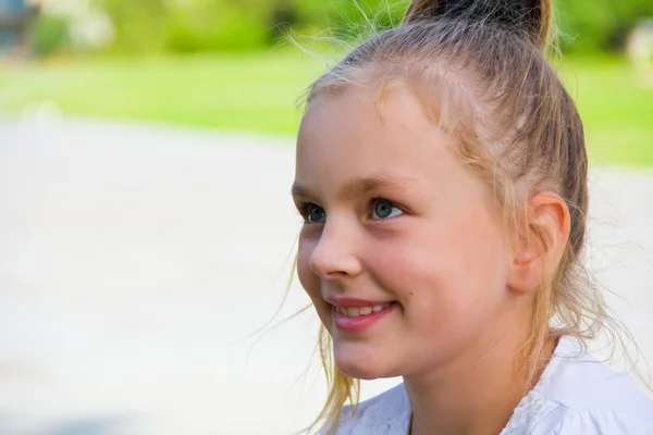 Fille mignonne avec de grands yeux bleus — Photo