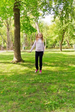 Kız yaz aylarında atlama