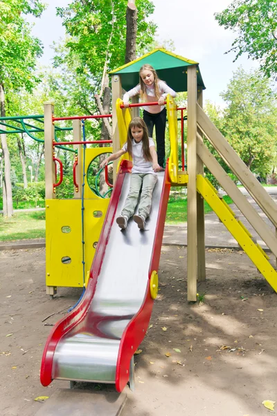 Dwóch aktywnych dziewcząt na platformie przedszkola — Zdjęcie stockowe
