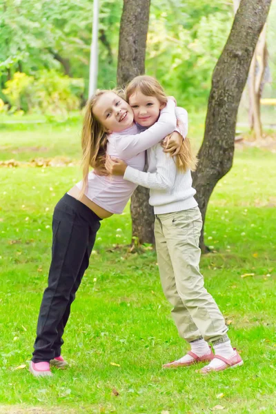 Cute twee spelen meisjes — Stockfoto