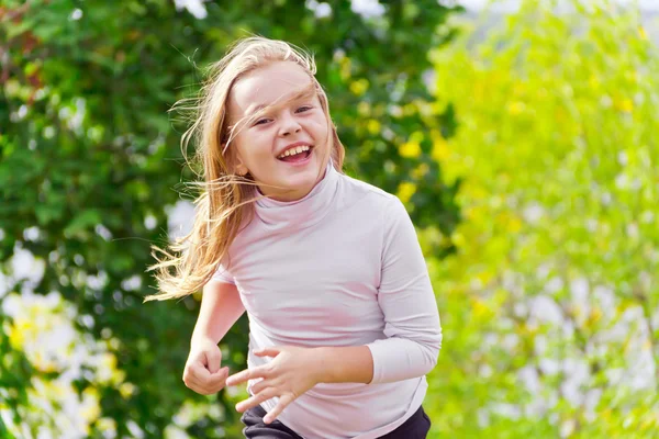 Carino ragazza in esecuzione — Foto Stock