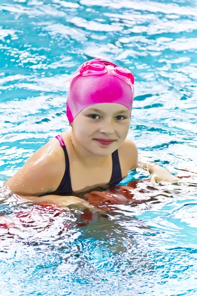 Aranyos lány medencében — Stock Fotó