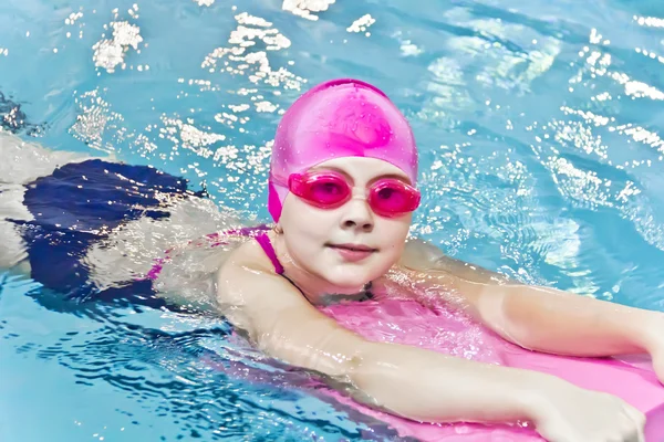 Nettes Mädchen im Schwimmbad — Stockfoto