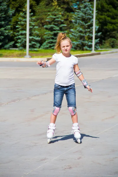 Leuk meisje op rolschaatsen in de zomer — Stockfoto