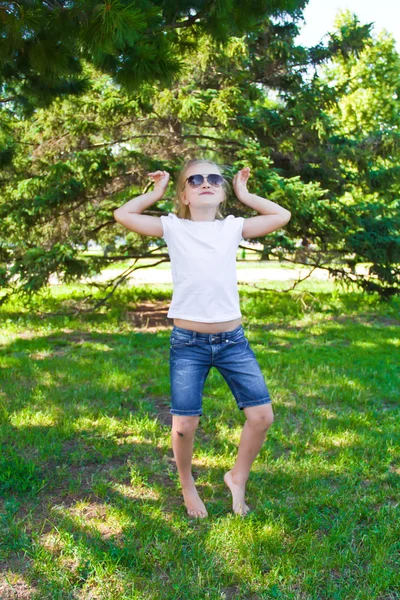 Tanzendes Mädchen mit Sonnenbrille und schmerzenden Knien — Stockfoto