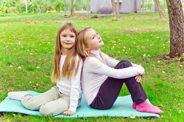 Dos chicas sentadas en la hierba —  Fotos de Stock
