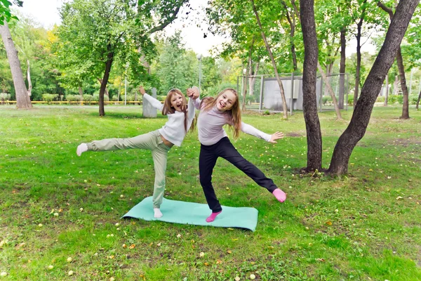 Lindo dos jugando niñas —  Fotos de Stock