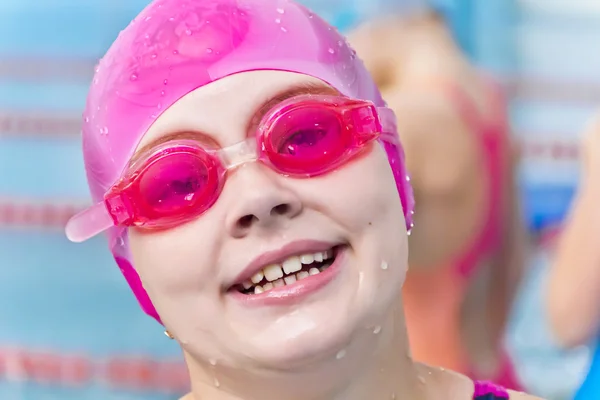 Ragazza in cappello di gomma rosa — Foto Stock