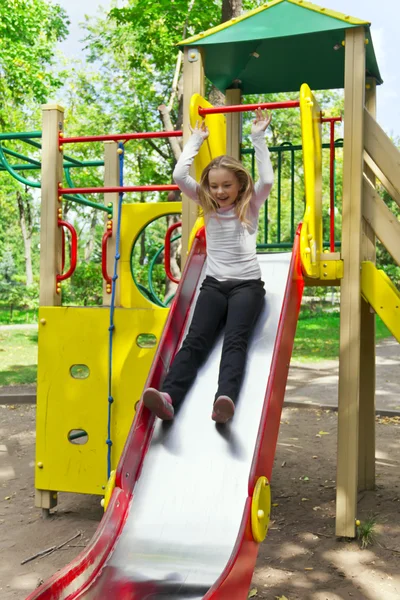 Yaz aylarında kreş platformda etkin kız