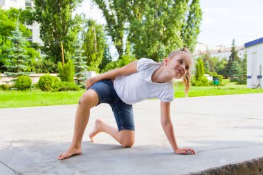 Sevimli kız tebeşir asfaltta çizer.