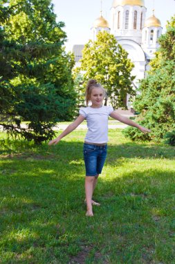 sevimli kız tek ayak üstünde Zıplama