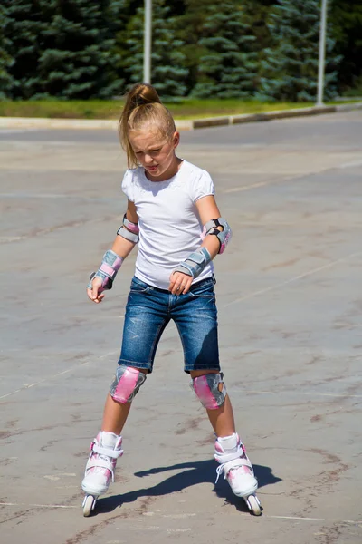 Linda chica en patines en verano —  Fotos de Stock