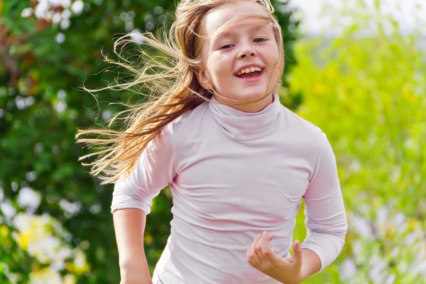Drăguț alergare fată — Fotografie, imagine de stoc