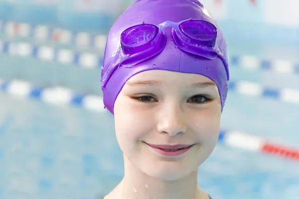 Ragazza in cappello di gomma viola — Foto Stock