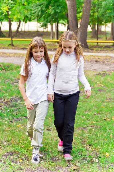 Söta två promenader flickor — Stockfoto