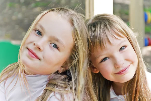 Zwei süße Mädchen — Stockfoto