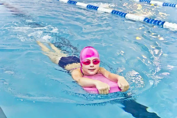 Nettes Mädchen im Schwimmbad — Stockfoto