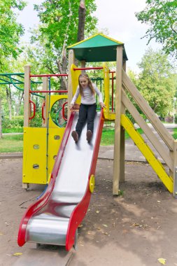 Yaz aylarında kreş platformda etkin kız