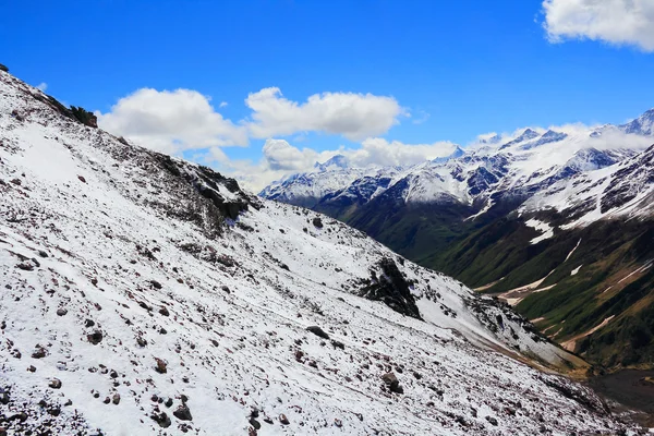 雪下的高加索山脉 — 图库照片