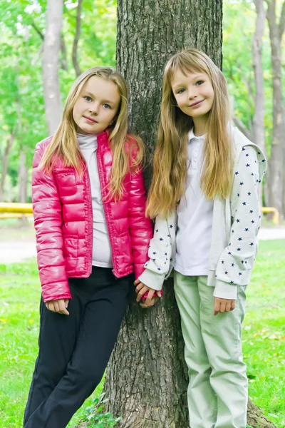 Zwei süße Mädchen — Stockfoto