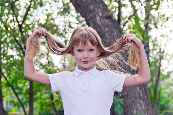 Мила дівчина грає з довгим волоссям — стокове фото
