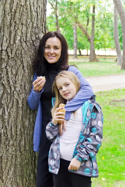 Mor och dotter äter — Stockfoto