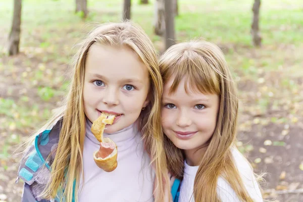 Niedlich zwei essen Mädchen — Stockfoto