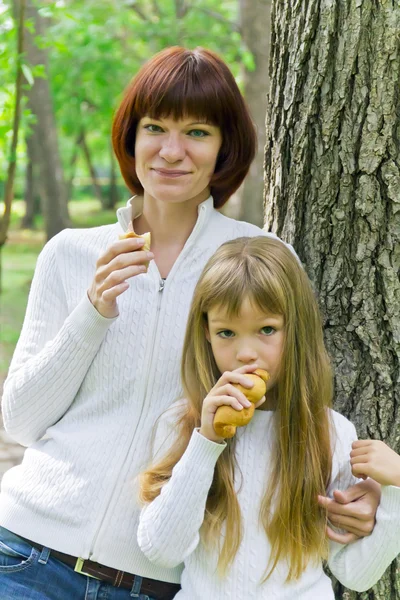 Mor och dotter äter — Stockfoto