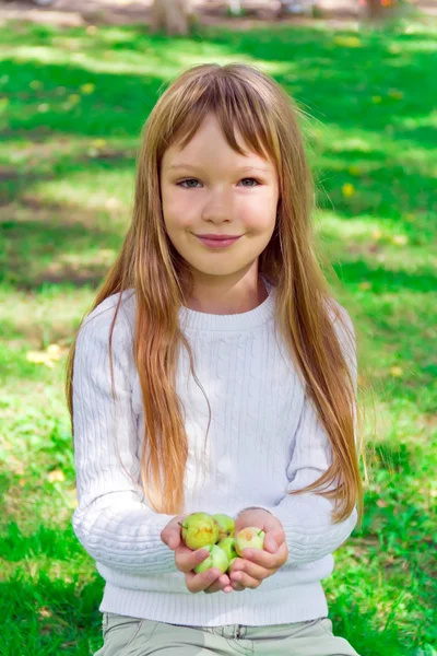 Cute girl with apples — Stock Photo, Image