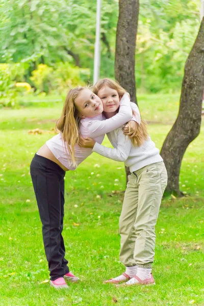 Niedlich zwei umarmende Mädchen — Stockfoto