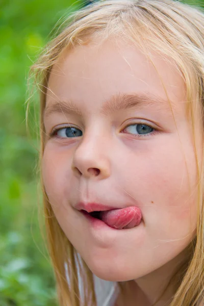 可爱的小女孩伸出舌头 — 图库照片