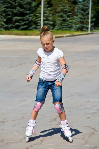 Lärande flicka på rullskridskor — Stockfoto