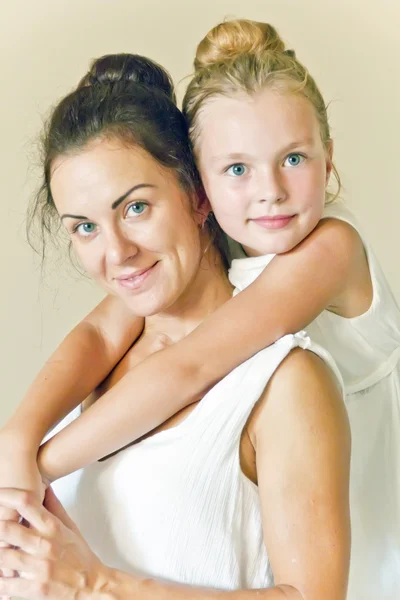 Mor och dotter i vitt — Stockfoto