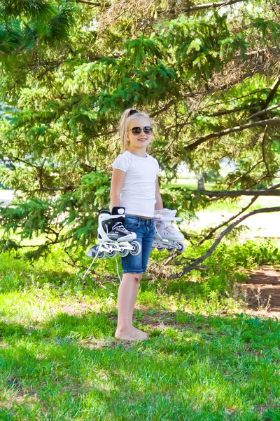 Linda chica jugando con patines —  Fotos de Stock