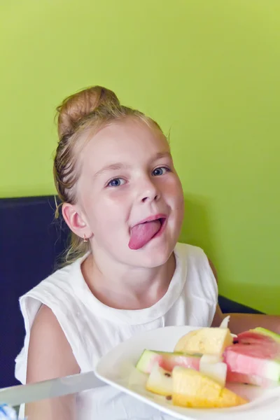 Yeme kızla dilini koymak — Stok fotoğraf