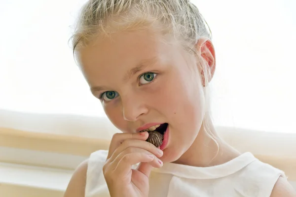 かわいい女の子を食べる — ストック写真