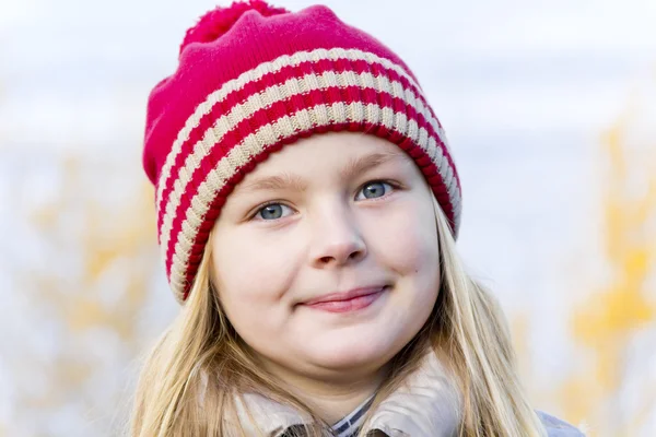 Menina bonito em chapéu vermelho — Fotografia de Stock