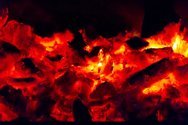 Karanlıkta yanan kömür — Stok fotoğraf