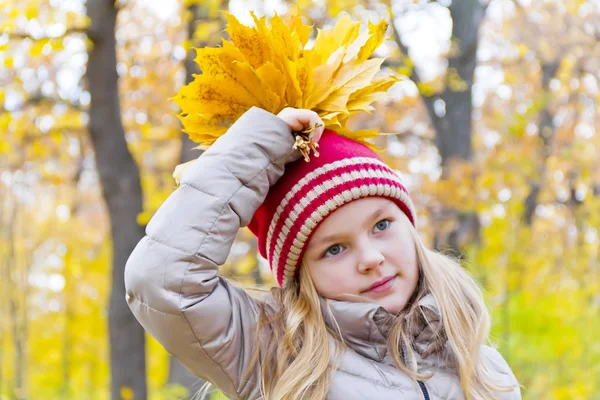 Leuk meisje met boeket van bladen als kroon — Stockfoto