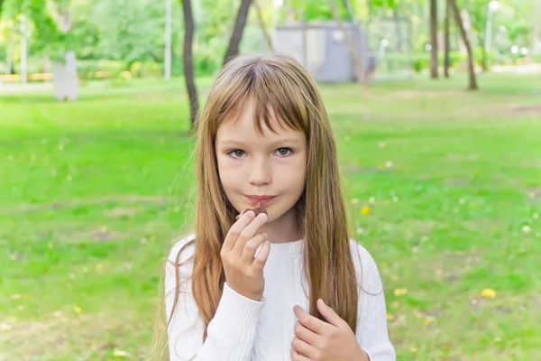 かわいい女の子を食べる — ストック写真