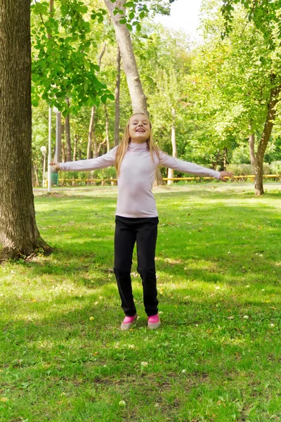 Hoppande tjejen i sommar — Stockfoto