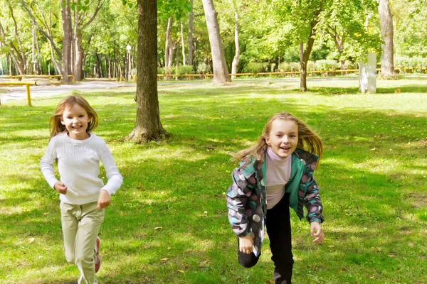 Mignon deux filles en cours d'exécution — Photo