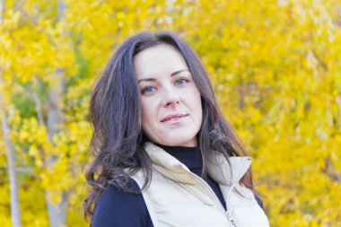 Sarı bir ormanda esmer