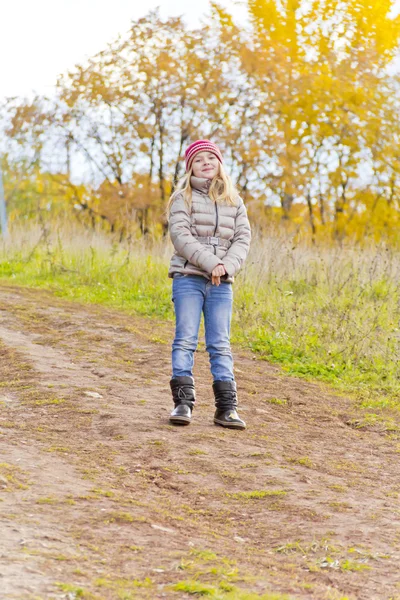 女孩走在秋天的公园 — 图库照片