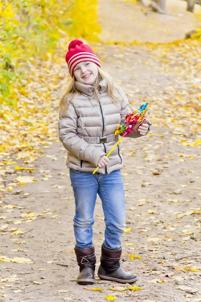 小女孩的可爱微笑着红色的帽子 — 图库照片