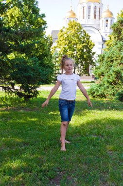 Boğaz diz ile dans eden kız