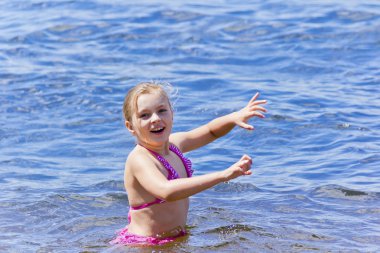 Yüzme kız pembe mayo